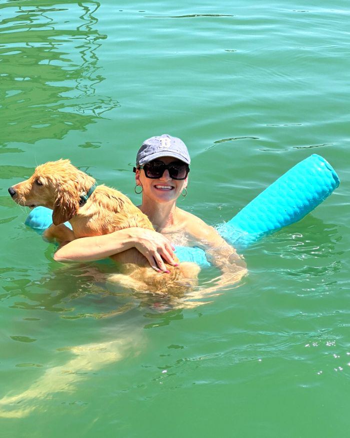 Finley, un golden retriever, nadando con un familiar y un flotador
