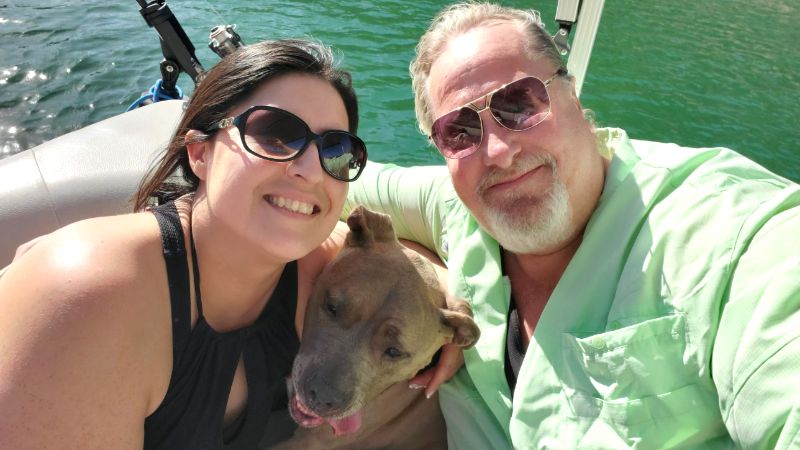 Jerry y Adriana con Diamond en la lancha