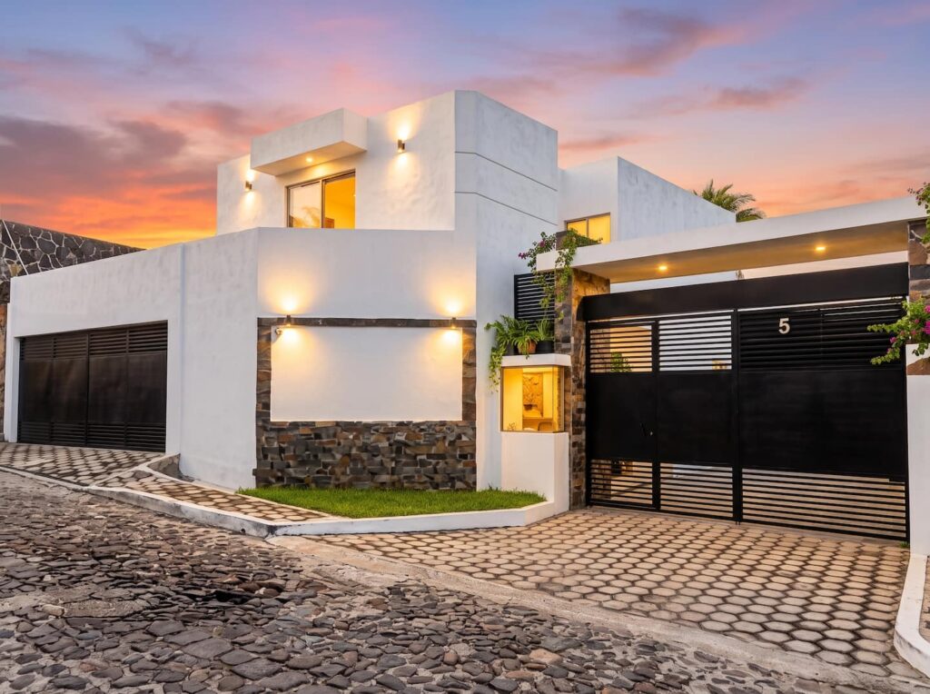 Fachada de Casa Luna al atardecer, una villa blanca y moderna en Cuernavaca
